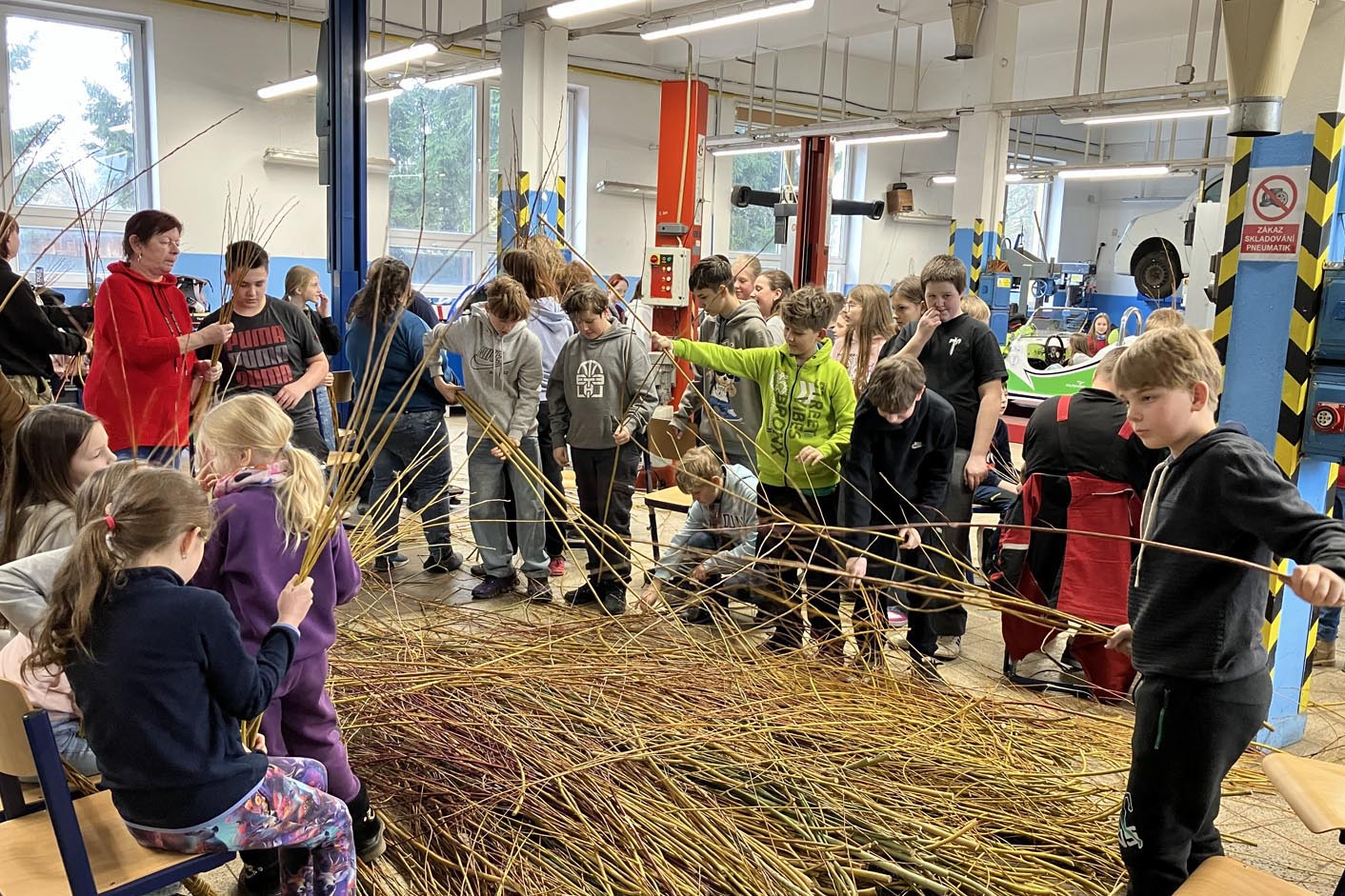 Pletené pomlázek v autoservisu